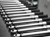 2004: Erwerb der industriellen Drehmomentschlüssel-Technologie aus den USA und Produktionsbeginn.